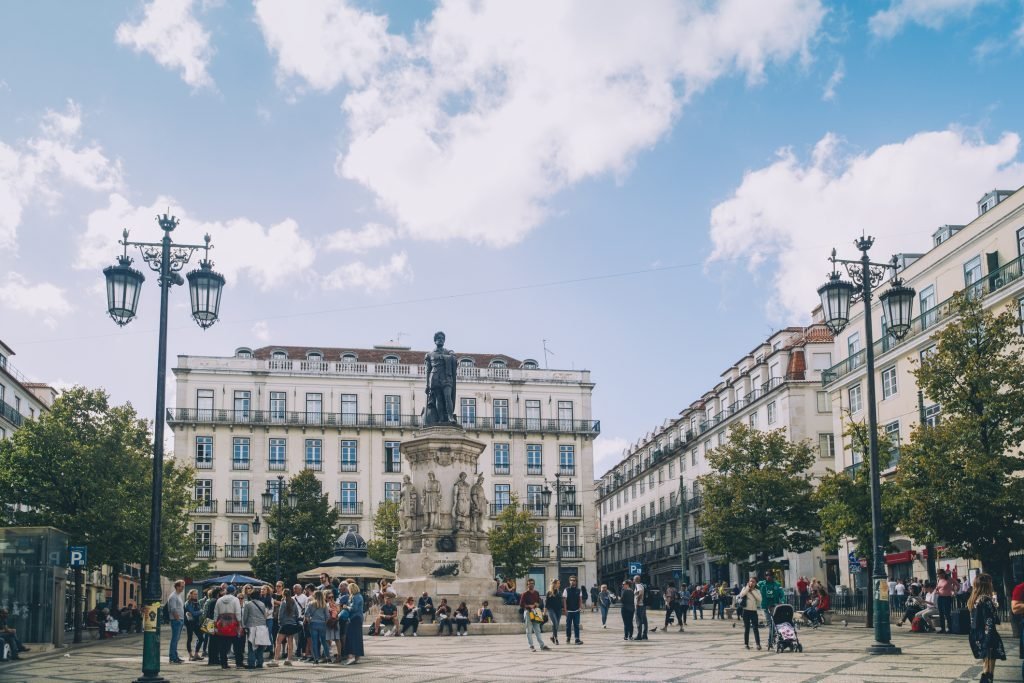 Estatua-de-Luis-de-Camoes-em-Chiado-distrito-de-Lisboa-em-Portugal-1024x683-1.jpg